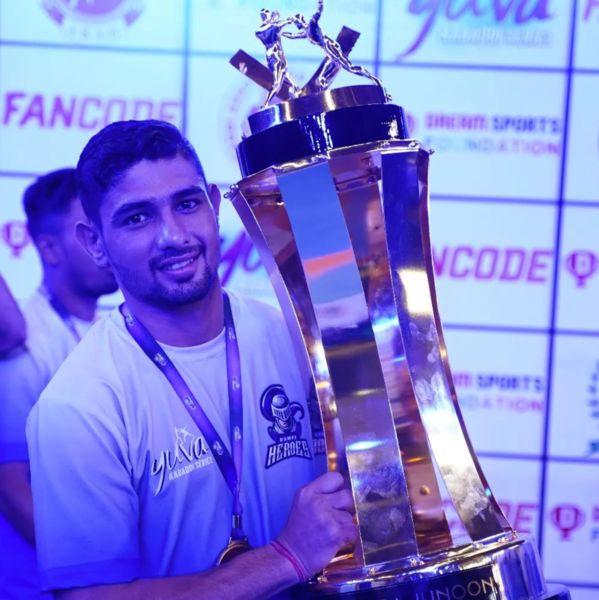 Bittu Banwala posing with the winning trophy of the Yuva Kabaddi Series Monsoon Edition in 2022