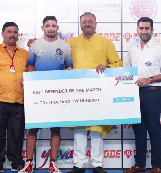 Bittu Banwala (second from right) receiving the 'Best Defender of the Match' prize in 2022