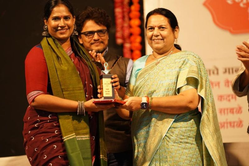 Chhaya Kadam while receiving the Padma Shri Daya Pawar Smriti Award (2022)