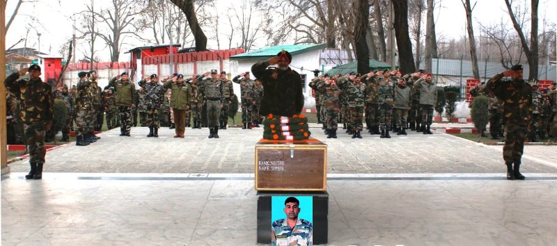 Chinar Corps Commander paying homage to Sombir Singh after his death