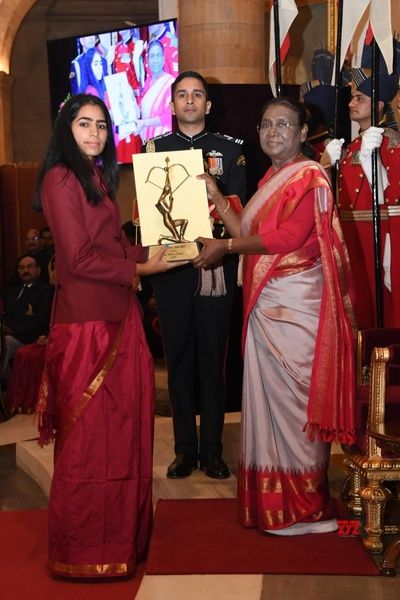 Diksha Dagar (left) receiving the Arjuna Award from President Droupadi Murmu in 2024