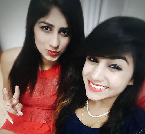 Divya Pahuja with her sister