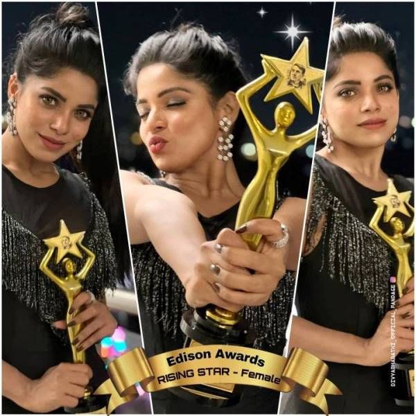 Divyabharathi with her Rising Star-Female Award