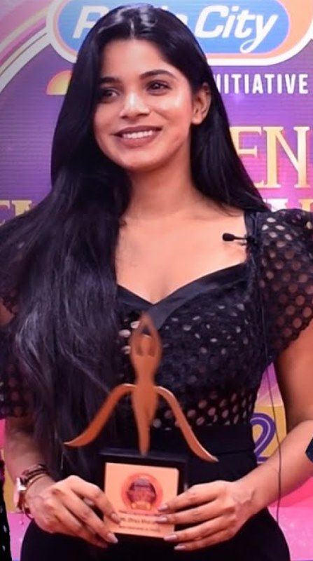 Divyabharathi with her Women Entertainment Award