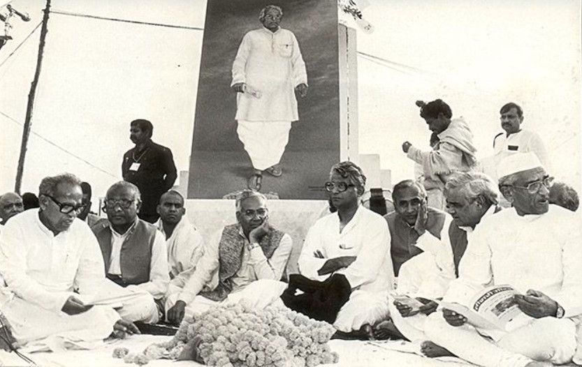 Hemawati Nandan Bahuguna, Atal Bihari Vajpayee, Ram Awadhesh Singh, George Fernandes, Bhagwat Jha Azad, and Vinayak Prasad Yadav (right to left) paying tribute to Karpoori Thakur