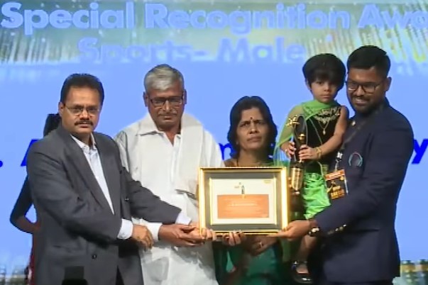 Illuri Ajay Kumar Reddy (extreme right) receiving Jury Special Recognition Award