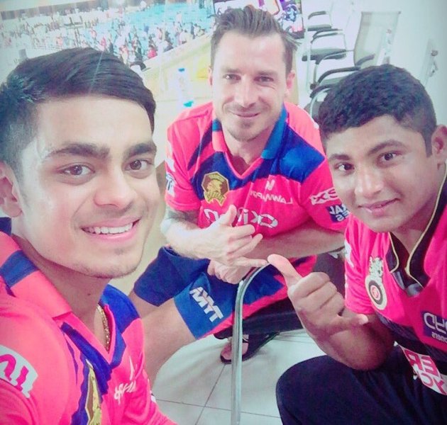 Ishan Kishan with Dale Steyn, and Sarfaraz Khan (left to right) when he played for Gujarat Lions