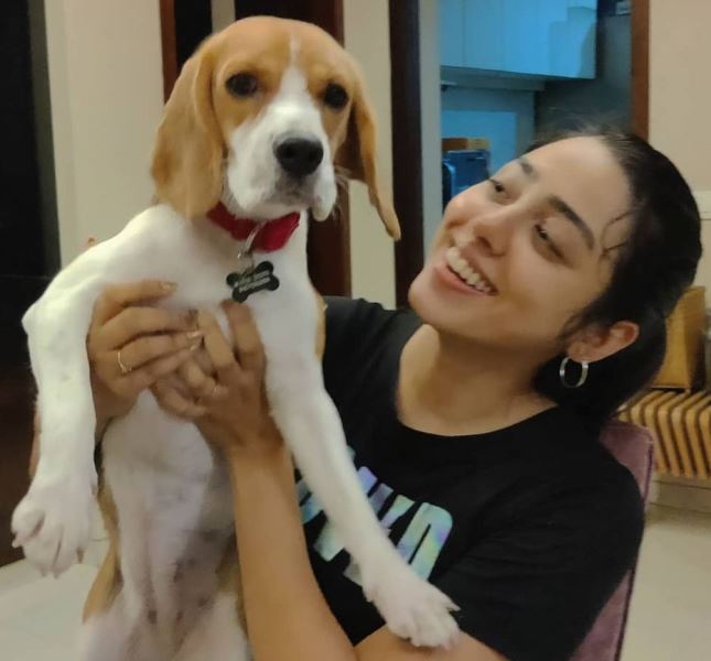 Jheel Mehta with a pet dog
