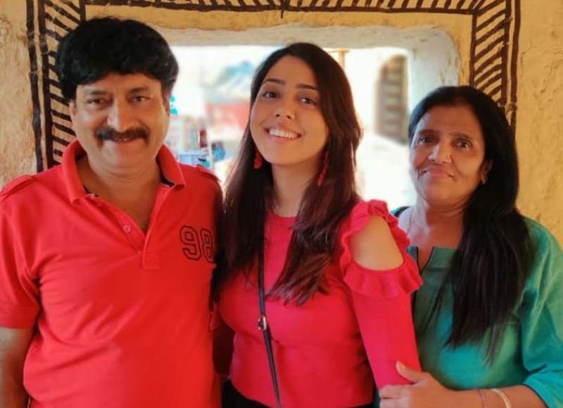 Jheel Mehta with her parents