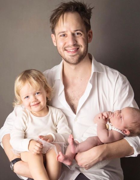 Julien Blanc with his daughters