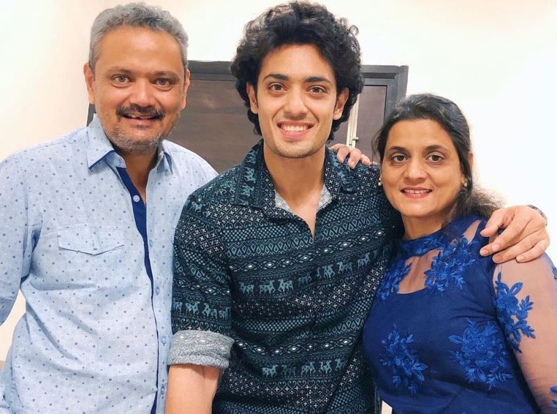 Kashyap Barbhaya with his parents