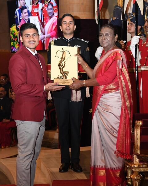 Krishan Bahadur Pathak while receiving the Dronacharya Award from the President of India Droupadi Murmu at Rashtrapati Bhavan, New Delhi