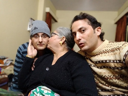 Krishna Saajnani with his brother and mother
