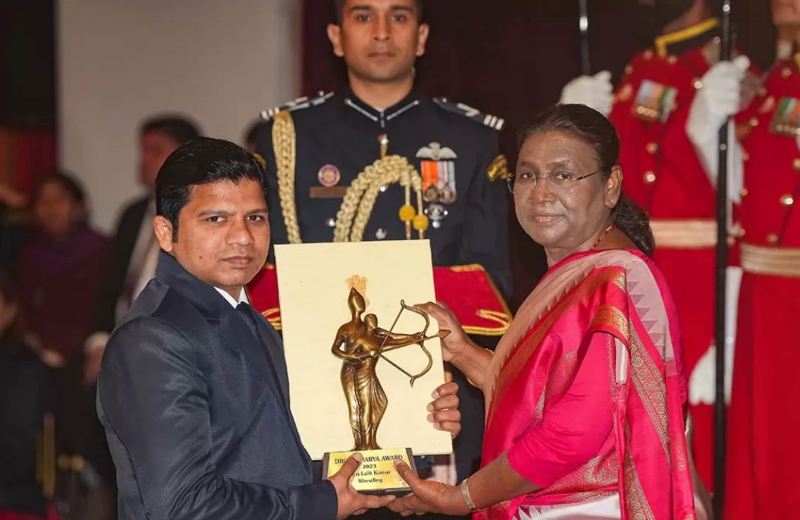 Lalit Kumar while receiving the Dronacharya Award from the President of India Droupadi Murmu at Rashtrapati Bhavan, New Delhi