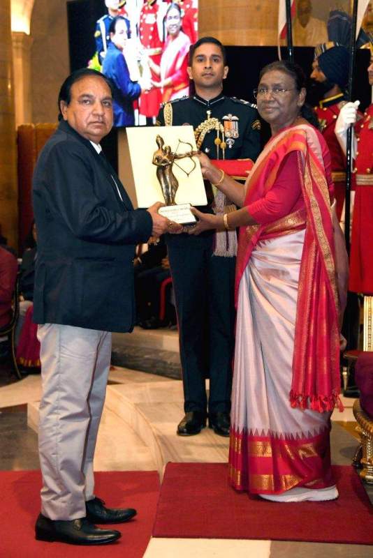 Mahaveer Prasad Saini receiving the Dronacharya award by the president of India