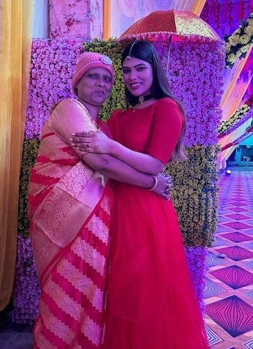 Mahima Gupta with her mother