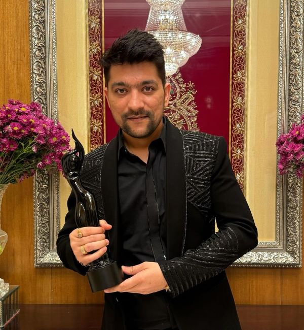 Manan Bhardwaj holding Filmfare Award