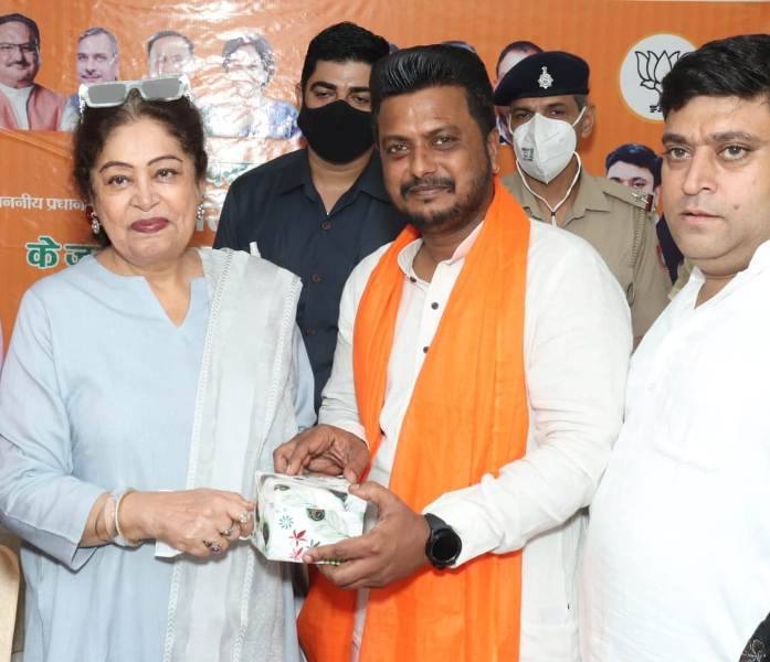 Manoj Sonkar (centre) with Kirron Kher (left) after becoming the mayor of Chandigarh
