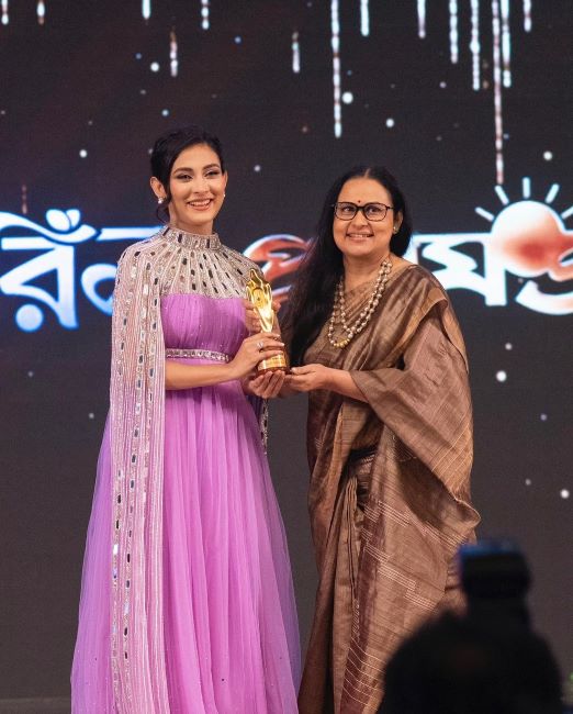 Mehazabien receiving Meril Prothom Alo Award