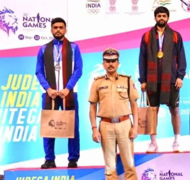 Mithun Manjunath (left) posing with his silver medal at the 36th National Games