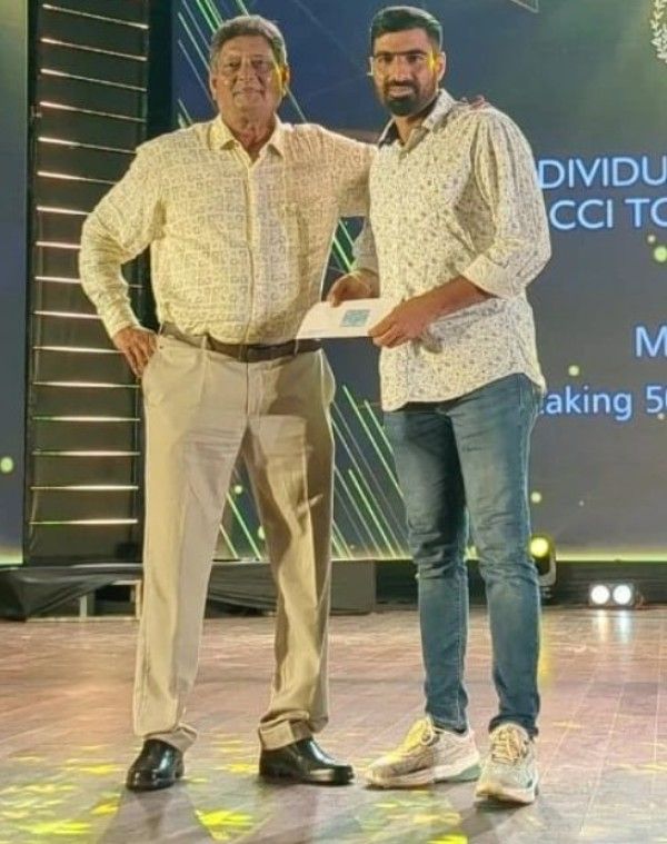 Mohammed Kaif (right) being given the Best Individual Performance Award in CAB and BCCI Tournaments