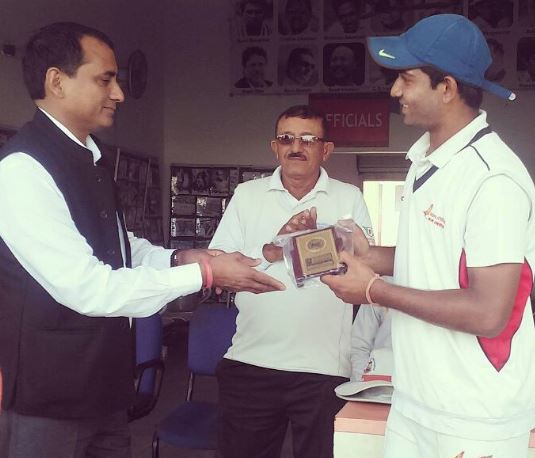 Mrinank Singh receiving a trophy