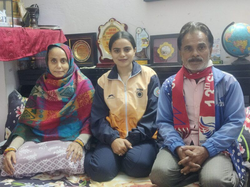 Nasreen Shaikh (centre) with her parents