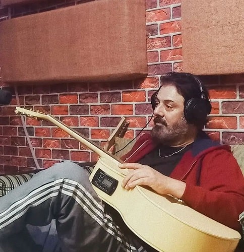 Nauman Ijaz playing a guitar