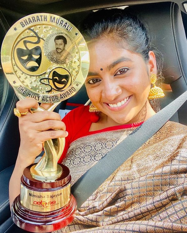 Nimisha Sajayan while holding the Bharath Murali - The Holy Actor Award (2020)