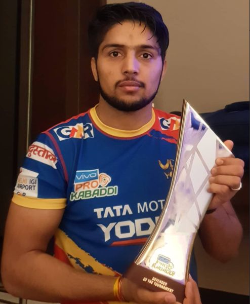 Nitesh Kumar posing with his 'Best Defender of the Tournament' trophy in 2018
