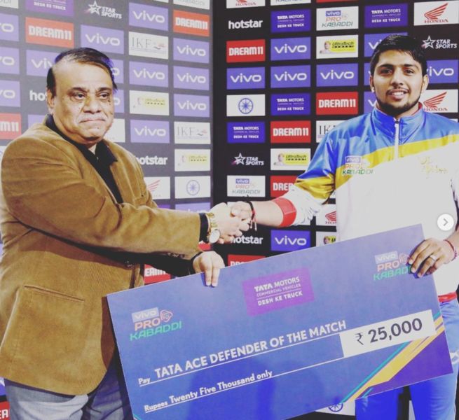 Nitesh Kumar (right) receiving the award of 'TATA Ace Defender of the Match' in PKL 7