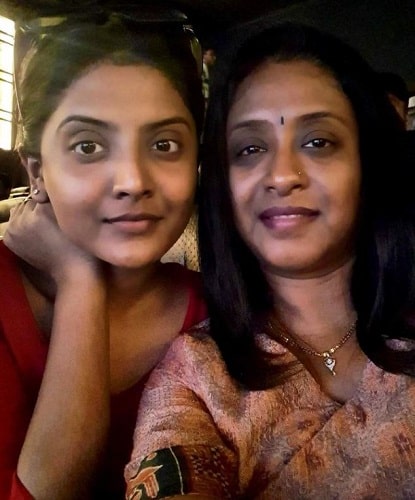 Nivedhithaa Sathish with her mother