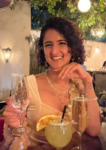 Ona Roy holding a glass of wine