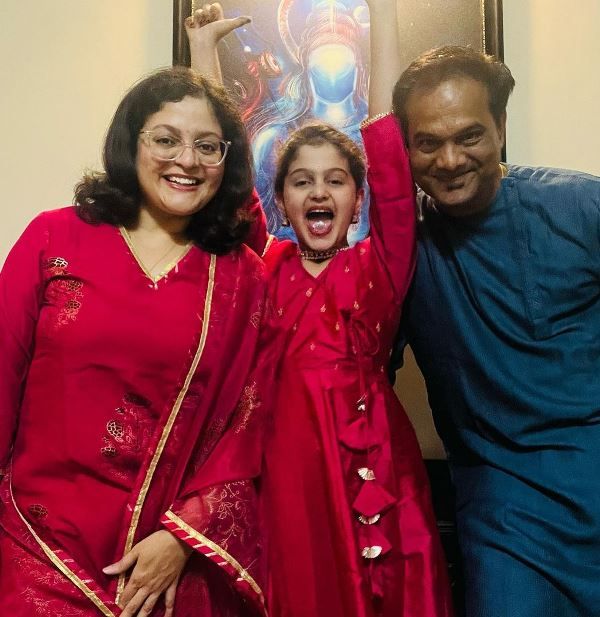 Ovi Bhandarkar with her parents