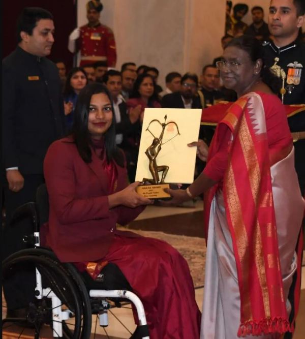 Prachi Yadav while receiving the Arjuna Award from Droupadi Murmu at Rashtrapati Bhavan, New Delhi