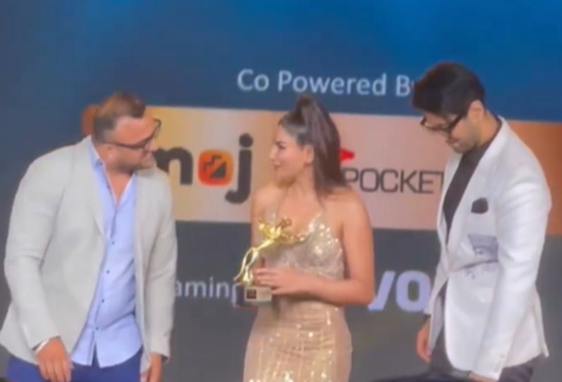 Priyanka Tyagi receiving Most stylish creator award