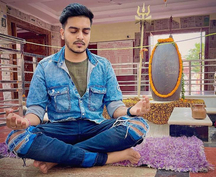 Rachit Rojha doing meditation at a temple in Ujjain
