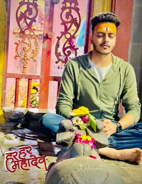 Rachit Rojha praying to Lord Shiva
