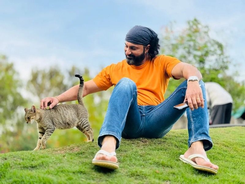 Raj Deepak Shetty playing with his cat