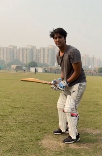 Rajeev Dhoundiyal while playing cricket