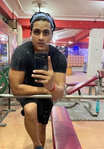Rajeev Dhoundiyal working out at a gym