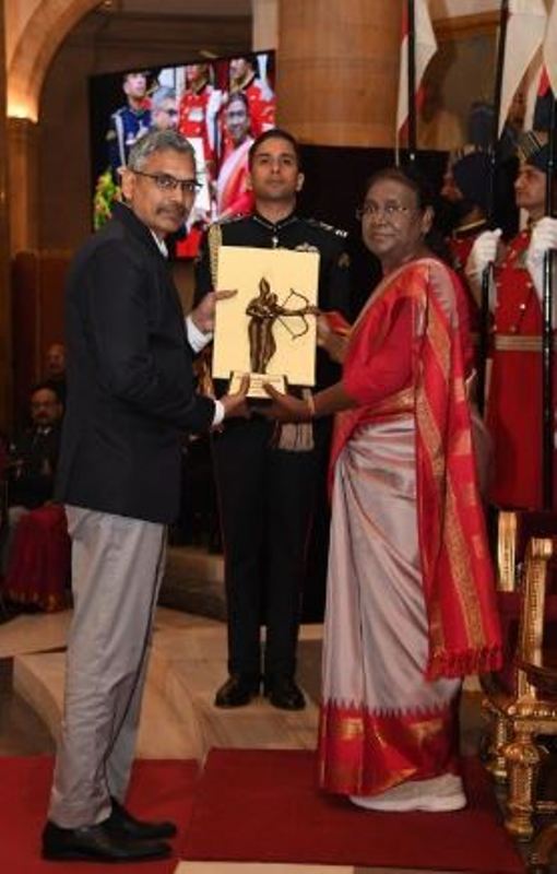 Ramachandran Ramesh receiving the Dronacharya Award from the President of India Droupadi Murmu