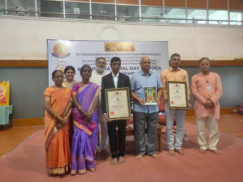 Ramachandran Ramesh (second from right) receiving the award at the Sri Chandrasekhrendra Saraswathi Viswa Mahavidyalaya University