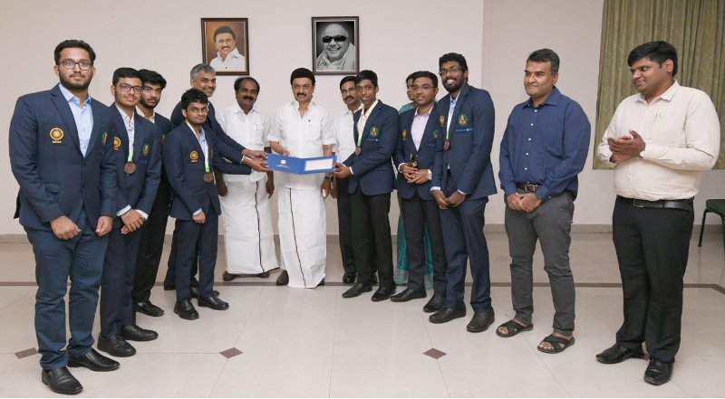 Ramachandran Ramesh with his students who won the 44th Chess Olympiad and Tamil Nadu chief minister M. K. Stalin