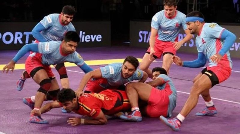 Ran Singh (extreme right) during a match in Pro Kabaddi League Season 4