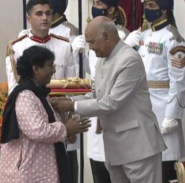 Rashid Khan while receiving Padma Bhushan from former Indian president Ram Nath Kovind