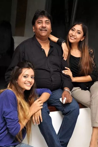 Rashid Khan with his daughters