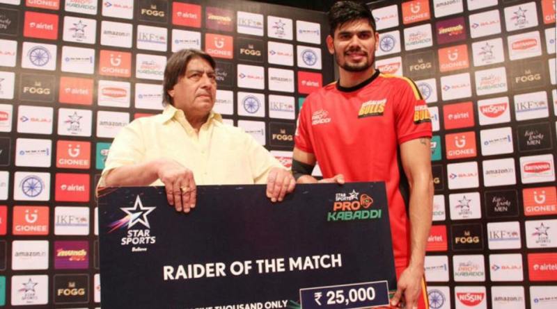 Rohit Kumar while receiving hi9s certificate for the title of Raider of the Match at season 4 of the Pro Kabaddi League