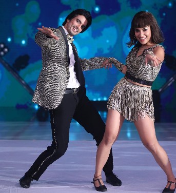 Romsha Singh with Gashmeer Mahajani on the sets of the dance reality show 'Jhalak Dikhhla Jaa' Season 10 (2022)