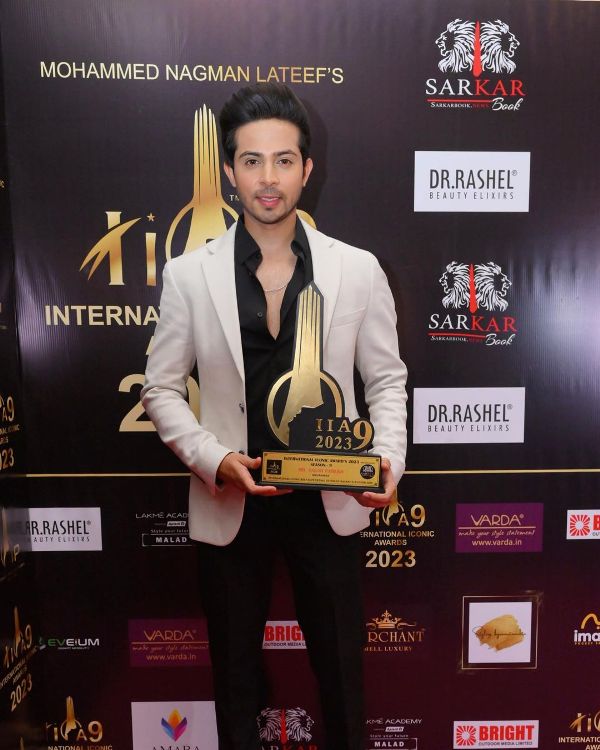 Sagar Parekh posing with his award at season 9 of the International Iconic Awards